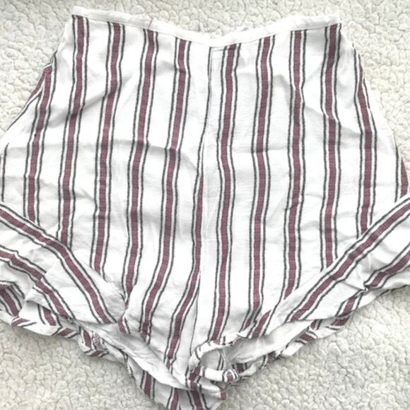 white shorts - Picture 1 of 3